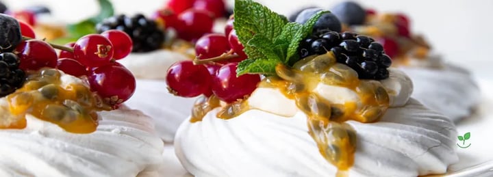 Pavlova de Coco com Frutas Vermelhas Frescas e Calda de Maracujá